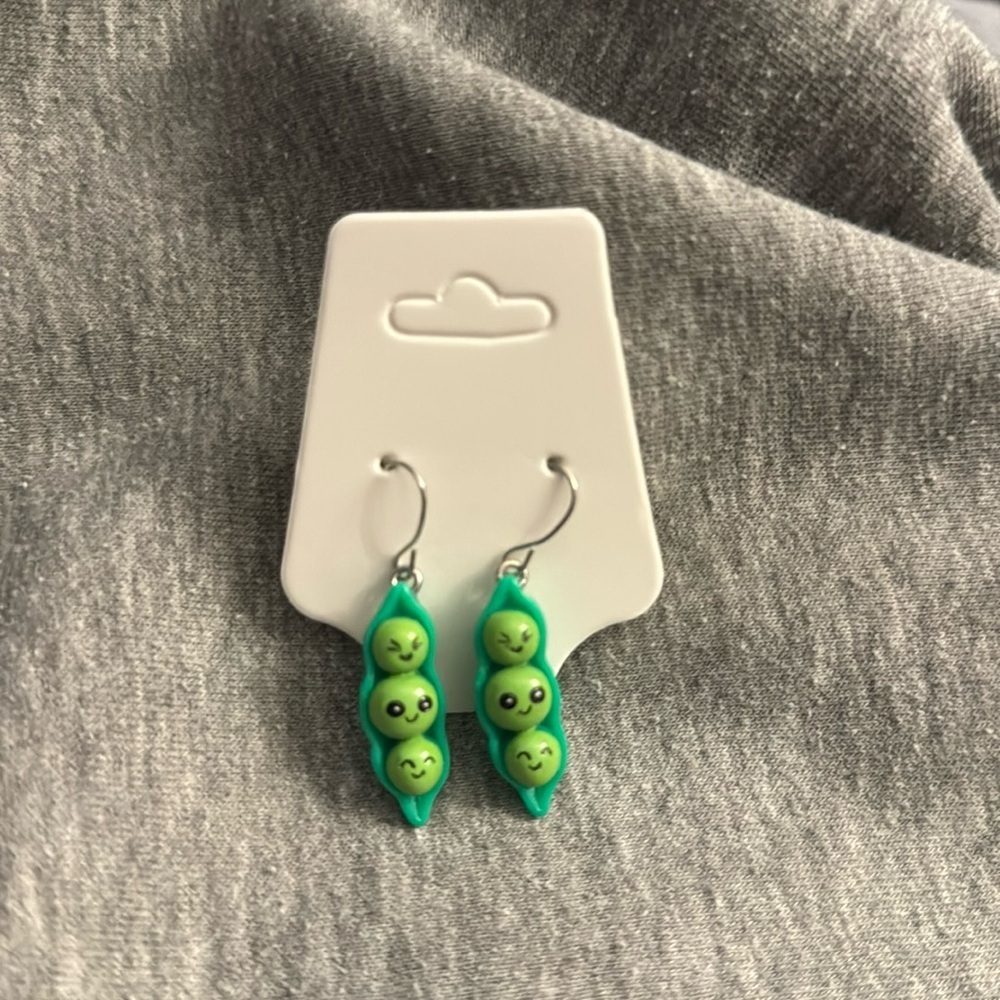 🛍️BUNDLE 3 for $17 Adorable pair of earrings - kawaii - peas in a pod - Picture 1 of 2
